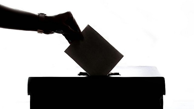 © Pexels/Element digital Eine Hand gibt einen Wahlzettel in die Wahlurne, die die EU-Wahlen repräsentieren sollen.